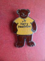 Broche Ours - Harry Heathrow - Aéroport - Avion Aviation - Royaume Uni Angleterre - Brooches