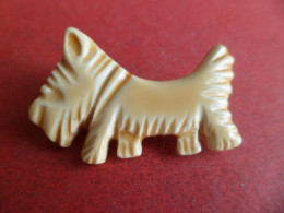 Animal : Bakelite  Chien Scottich - Terrier Emblème Bijoux Agatha Et Chipie - Brochen