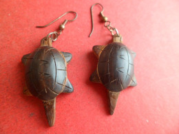 Paire Boucles Oreilles Animal : Tortue Marine En Bois - Nuances De Couleur - Earrings