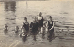 CARTE PHOTO GROUPE DE NAGEURS NATATION CIRCA 1930 DOS DIVISE NON ECRIT - Natación