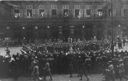 57-METZ- CARTE-PHOTO- DEFILE DU 146 E R.I DANS METZ LE 19 NOVEMBRE 1918 AUX FENETRES LORRAINES EN COSTUMES NATIONAL - Metz