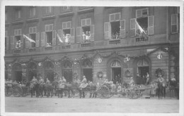 57-METZ- CARTE-PHOTO- DEFILE MILITAIRE 1918- AUX FENETRES LORRAIENES EN COSTUME NATIONAL - Metz