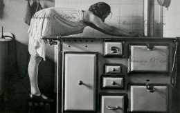 ART-Photo - FEMME AU TRAVAIL DE CUISINE - Personen