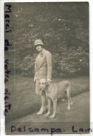 - Carte Photo - Belle Des Années 30, Avec Son Chien, Non écrite, éditeur Léonard, TBE, Scans. - Photographs