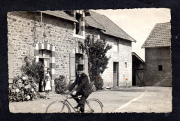 Carte Photo à Identifier D'une Cour De Ferme, Un Homme Sur Son Vélo En Tenue De Dimanche (Environ Dinard Ou Pleurtuit ?) - Genealogie