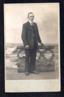 Généalogie - Photo Sur Carton D'un Homme En Bord De Mer (Photographe Rue Du Casino à Dinard 35) - Généalogie