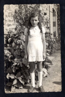 Généalogie - Carte Photo D'une Jeune Fille Dans Une Cour De Ferme Aux Environs De Dinard ? Dans Les Années 1940 / 1942 - Genealogie