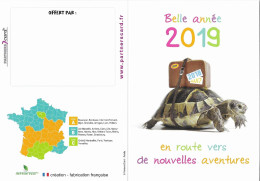 CALENDRIER 2019 - PARTNERS CARD, UNE TORTUE PORTANT SA VALISE, VOIR LES SCANNERS - Petit Format : 2001-...