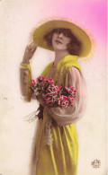 FANTAISIES - Portrait - Femme Tenant Un Bouquet De Fleur - Colorisé - Carte Postale Ancienne - Femmes