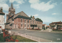 Vic Sur Bigorre L Hotel De Ville Et L Eglise - Vic Sur Bigorre