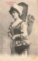 CARTE PHOTO - Portrait - Paysanne Tenant Des Paniers De Fruits - Carte Postale Ancienne - Photographie