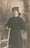 CARTE PHOTO - Portrait - Femme En Robe Noir - Carte Postale Ancienne - Fotografie