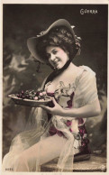 CARTE PHOTO - Portrait - Femme Sous-vêtement Tenant Un Panier De Fruit - Colorisé - Carte Postale Ancienne - Fotografie