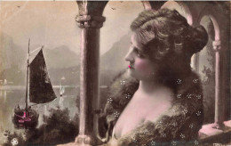 FANTAISIES - Femme Au Balcon En Face D'une Rivière - Colorisé - Carte Postale Ancienne - Vrouwen