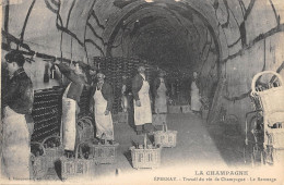 CPA 51 EPERNAY / TRAVAIL DU VIN DE CHAMPAGNE / LE REMUAGE - Epernay