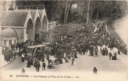 FRANCE - Lourdes - Les Piscines Et Place De La Grotte - LL - Animé - Carte Postale Ancienne - Lourdes