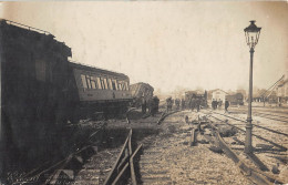 CPA 51 VITRY LE FRANCOIS / LE CONTOUR DE LA HALLE / ACCIDENT DE TRAIN / CARTE PHOTO - Vitry-le-François