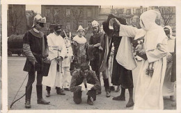 CARTE PHOTO CARNAVAL GROUPES ADOLESCENT DEGUISES PIERROT CHEVALIER INQUISITION MOINE DOS DIVISE NON ECRIT - Carnaval