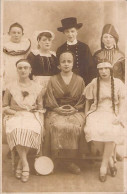 CARTE PHOTO GROUPE DE PERSONNES DEGUISEES PIERROT BIGOUDENE CIRCA 1920 DOS DIVISE NON ECRIT - Carnaval