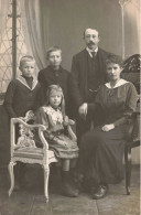 CARTE PHOTO - Portrait - Trois Enfants Avec Ses Parents - Carte Postale Ancienne - Photographie
