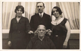 CARTE PHOTO - Portrait - Un Vieux Père Et Ses Trois Enfants - Carte Postale Ancienne - Fotografie