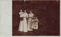 CARTE PHOTO - Portrait - Une Mère De Famille Avec Ses Enfants Et Sa Soeur  Dans La Nature - Carte Postale Ancienne - Photographie