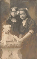 CARTE PHOTO - Portrait - Deux Sœurs Avec Leur Animal De Compagnie - Carte Postale Ancienne - Photographie