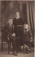 CARTE PHOTO - Portrait - Une Famille De Trois Personnes - Carte Postale Ancienne - Photographie