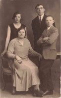 CARTE PHOTO - Portrait - Deux Parents Avec Leurs Enfants - Carte Postale Ancienne - Photographie