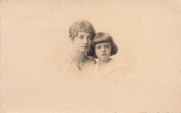 CARTE PHOTO - Portrait - Une Mère Avec Sa Fille - Carte Postale Ancienne - Fotografie