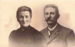 CARTE PHOTO - Portrait - Un Homme Et Son épouse - Carte Postale Ancienne - Photographie