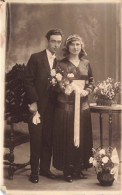 CARTE PHOTO - Couple - Portrait D'un Couple Entouré De Fleurs - Carte Postale Ancienne - Koppels