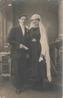 CARTE PHOTO - Couple - Un Couple De Jeunes Mariés - Carte Postale Ancienne - Couples