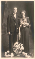 CARTE PHOTO - Couple - Femme Tenant Un Bouquet De Fleurs - Dos Non Divisé - Carte Postale Ancienne - Couples