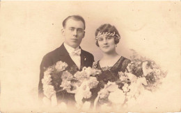 CARTE PHOTO - Couple - Femme Entouré De Fleurs - Dos Non Divisé - Carte Postale Ancienne - Koppels