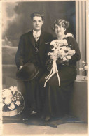 CARTE PHOTO - Couple - Un Homme Tenant Un Chapeau - Carte Postale Ancienne - Koppels