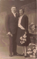 CARTE PHOTO - Couple - Femme Tenant Un Bouquet De Lys - Carte Postale Ancienne - Koppels