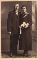 CARTE PHOTO - Couple - Femme Tenant Un Bouquet De Fleurs  - Carte Postale Ancienne - Koppels