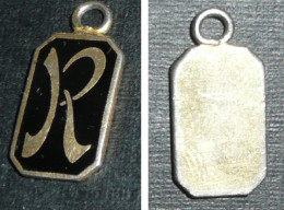 Rare Ancien Pendentif En Métal émaillé Noir, "R" - Colgantes