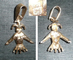 Rare Ancien Pendentif En Métal Doré Fou Joker - Anhänger