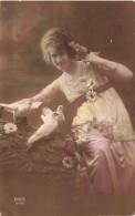 CARTE PHOTO - Portrait D'une Femme Avec Des Colombes - Colorisé - Carte Postale Ancienne - Fotografie