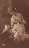 CARTE PHOTO - Portrait D'une Femme Avec Des Colombes - Colorisé - Carte Postale Ancienne - Photographie