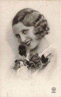 CARTE PHOTO - Portrait D'une Femme Souriante - Carte Postale Ancienne - Photographie