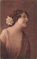 CARTE PHOTO - Portrait D'une Femme Avec Une Rose Dans Les Cheveux - Carte Postale Ancienne - Photographie