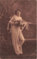 CARTE PHOTO - Portrait D'une Femme Un Bouquet De Roses Dans Les Mains - Piano - Carte Postale Ancienne - Photographie
