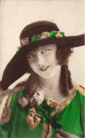 CARTE PHOTO - Portrait D'une Femme Portant Un Gilet Vert Et Un Chapeau à Fleurs Vertes - Carte Postale Ancienne - Photographie