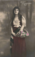 CARTE PHOTO - Portrait D'une Jeune Femme Tenant Un Baluchon De Fleurs - Colorisé - Mignon - Carte Postale Ancienne - Photographie