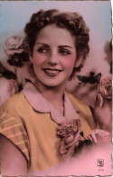 CARTE PHOTO - Portrait D'une Jeune Femme - Roses - Colorisé - Carte Postale Ancienne - Photographie