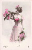 FANTAISIE - Femme - Jeune Femme Tenant Des Roses Dans Ses Mains - Colorisé -  Carte Postale Ancienne - Femmes