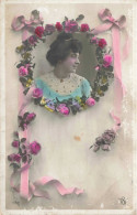 FANTAISIE - Femme - Portrait D'une Femme Dans Une Couronne De Fleur - Colorisé -  Carte Postale Ancienne - Femmes
